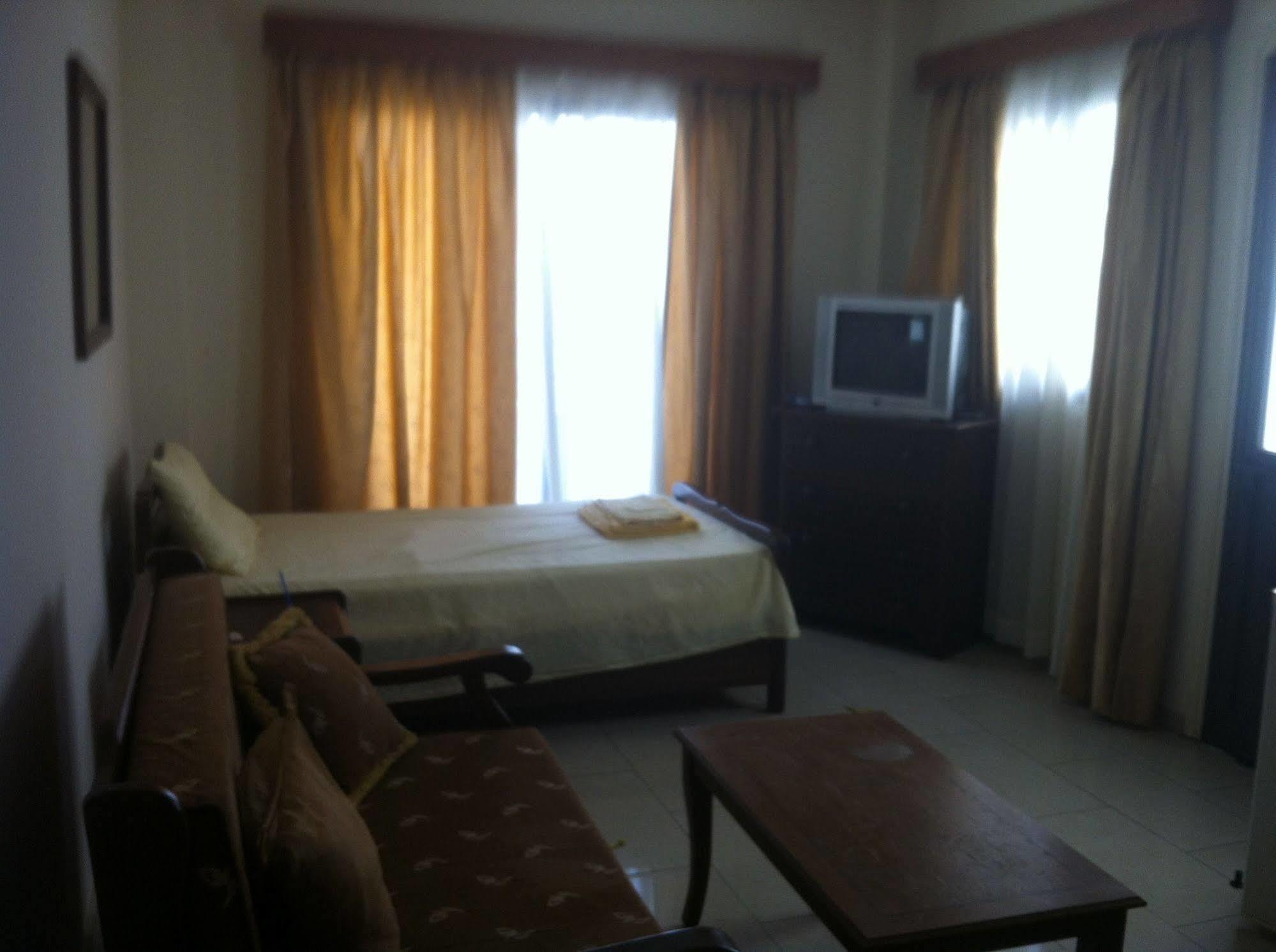Zakos Court Apartments Larnaca Buitenkant foto
